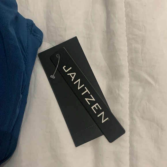 Woman’s bathing suit - Picture 2 of 7